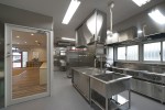 衛生的な調理室はガラス張りで、調理の様子を見ることができます。