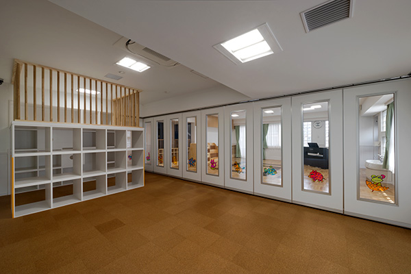 ロッカーをかねたジャングルジムがある部屋