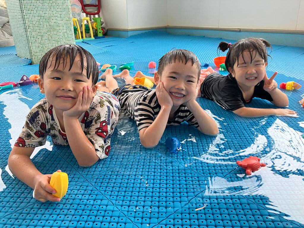 室内砂場は夏になると水遊び場になります